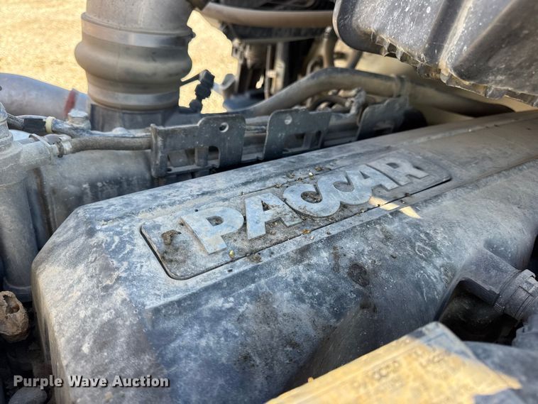 image for item EN0865 2015 Kenworth T880 semi truck