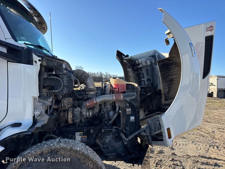 image for item EN0865 2015 Kenworth T880 semi truck