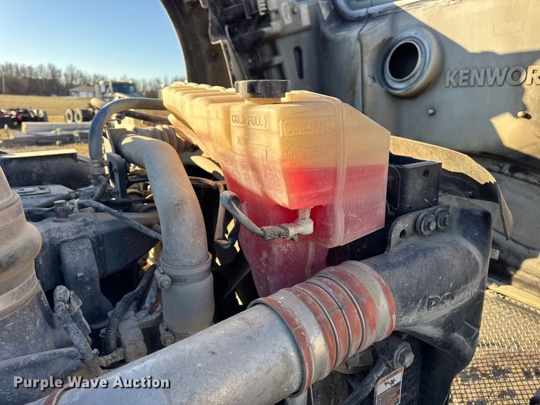 image for item EN0865 2015 Kenworth T880 semi truck