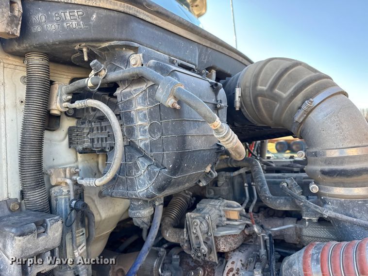 image for item EN0865 2015 Kenworth T880 semi truck
