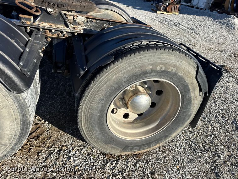 image for item EN0865 2015 Kenworth T880 semi truck