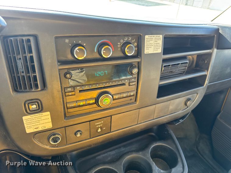 image for item EN0870 2014 GMC Savana 3500 box truck