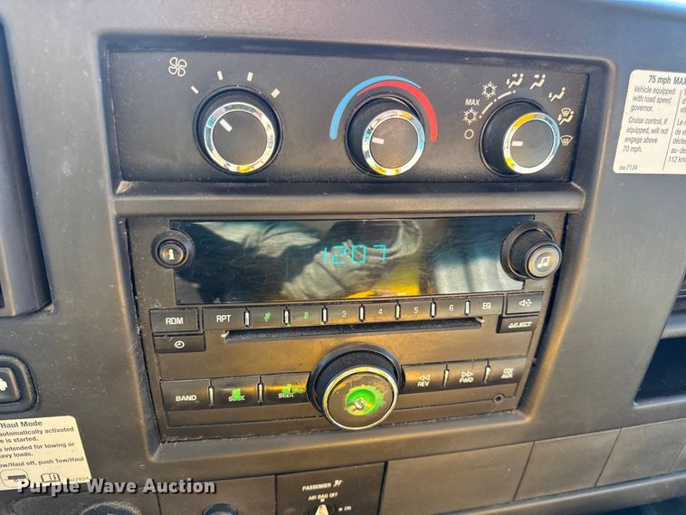 image for item EN0870 2014 GMC Savana 3500 box truck