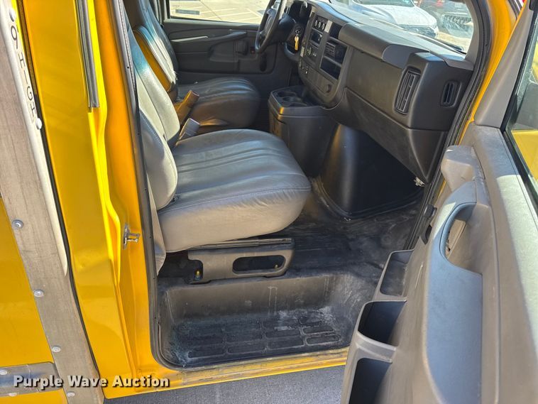 image for item EN0870 2014 GMC Savana 3500 box truck