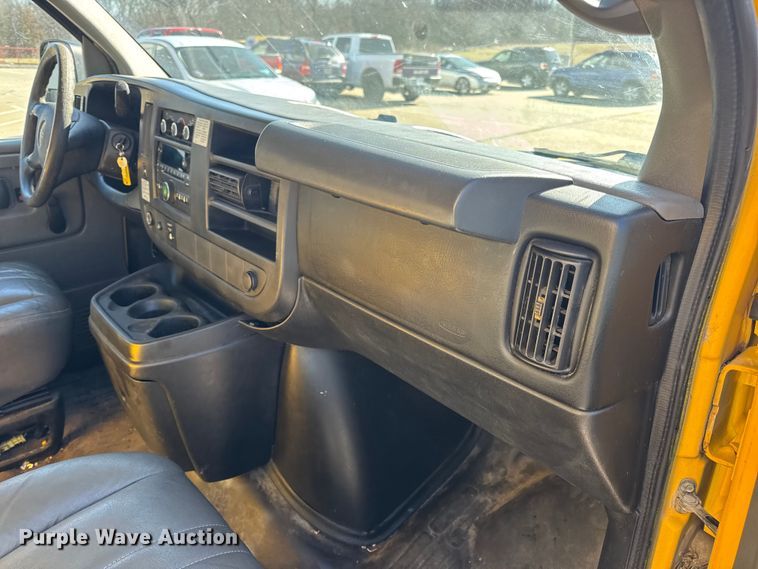 image for item EN0870 2014 GMC Savana 3500 box truck