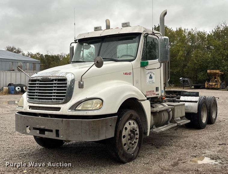 image for item EN5744 2007 Freightliner Columbia semi truck