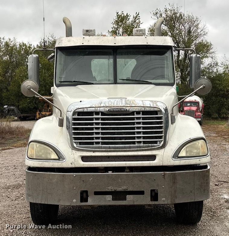 image for item EN5744 2007 Freightliner Columbia semi truck