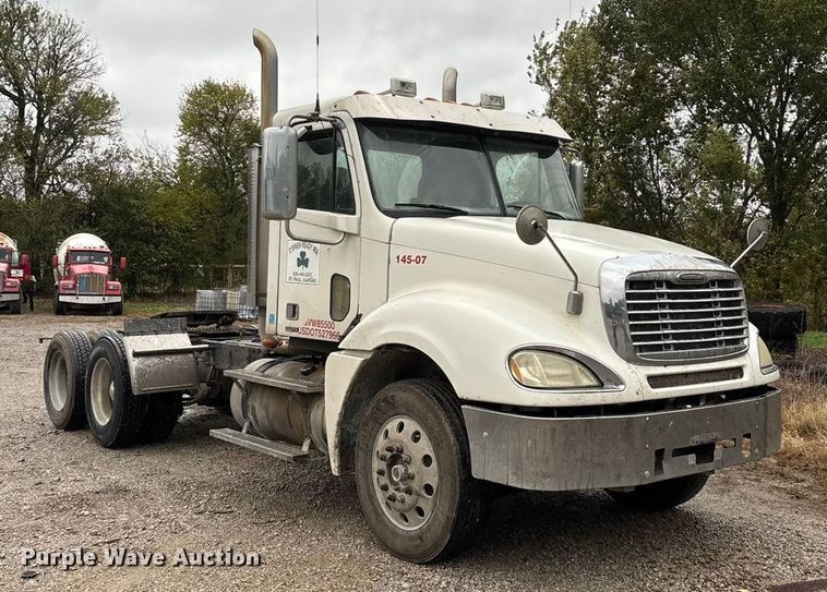 image for item EN5744 2007 Freightliner Columbia semi truck