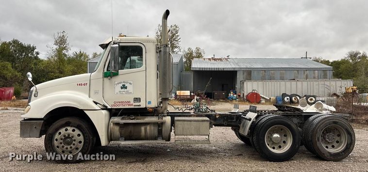 image for item EN5744 2007 Freightliner Columbia semi truck