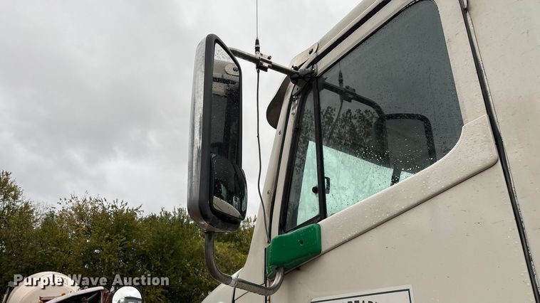 image for item EN5744 2007 Freightliner Columbia semi truck