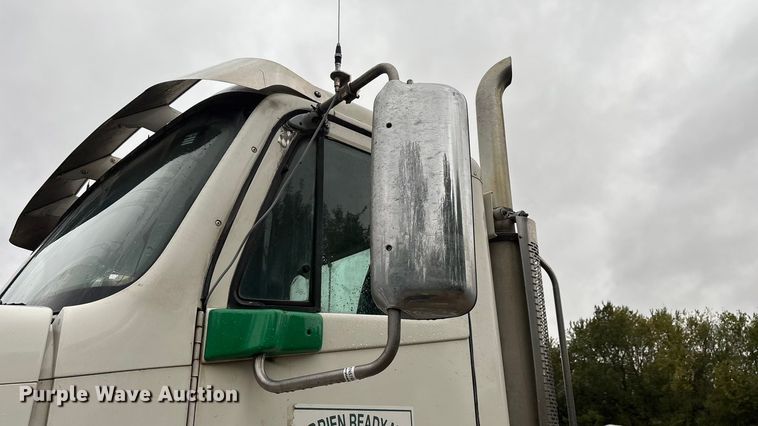 image for item EN5744 2007 Freightliner Columbia semi truck