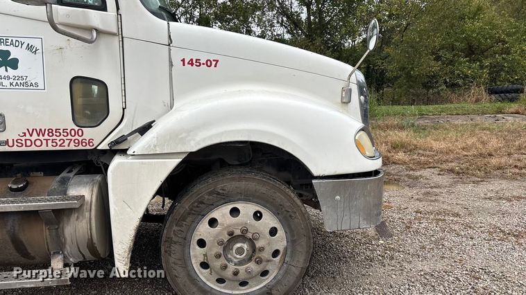 image for item EN5744 2007 Freightliner Columbia semi truck