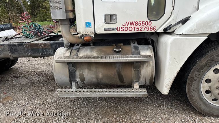 image for item EN5744 2007 Freightliner Columbia semi truck