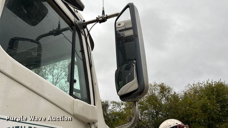 image for item EN5744 2007 Freightliner Columbia semi truck