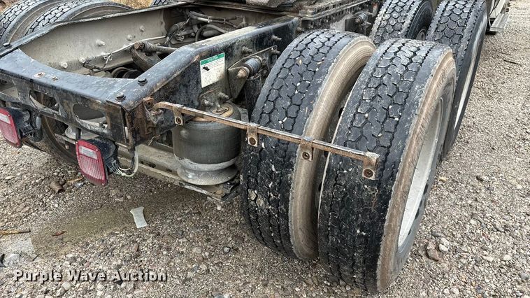 image for item EN5744 2007 Freightliner Columbia semi truck