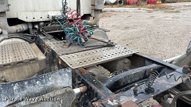 image for item EN5744 2007 Freightliner Columbia semi truck