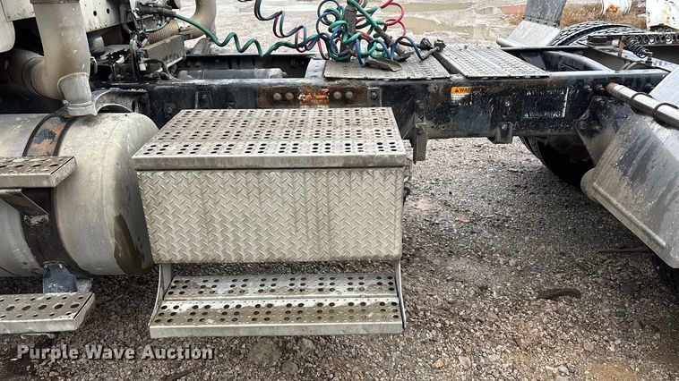 image for item EN5744 2007 Freightliner Columbia semi truck