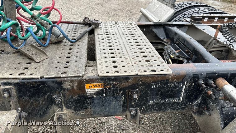 image for item EN5744 2007 Freightliner Columbia semi truck