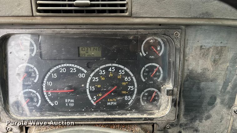 image for item EN5744 2007 Freightliner Columbia semi truck