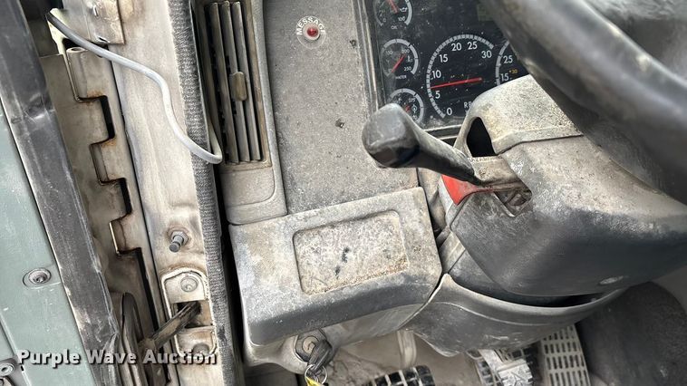 image for item EN5744 2007 Freightliner Columbia semi truck