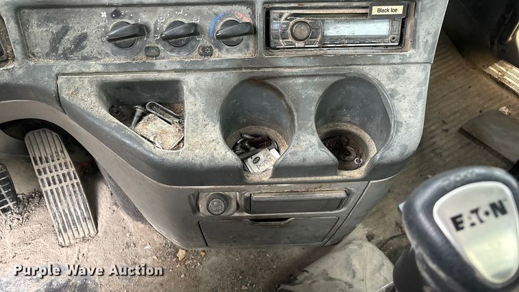 image for item EN5744 2007 Freightliner Columbia semi truck