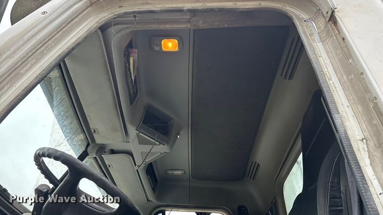 image for item EN5744 2007 Freightliner Columbia semi truck