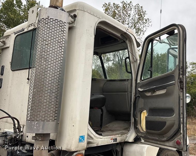 image for item EN5744 2007 Freightliner Columbia semi truck