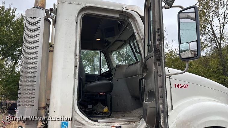 image for item EN5744 2007 Freightliner Columbia semi truck