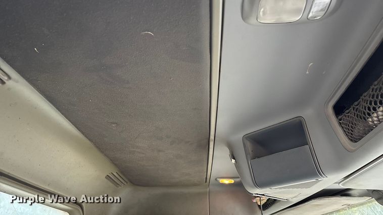 image for item EN5744 2007 Freightliner Columbia semi truck