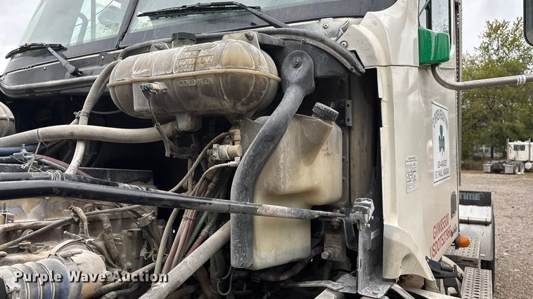 image for item EN5744 2007 Freightliner Columbia semi truck