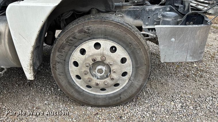 image for item EN5744 2007 Freightliner Columbia semi truck