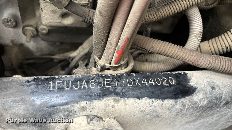 image for item EN5744 2007 Freightliner Columbia semi truck