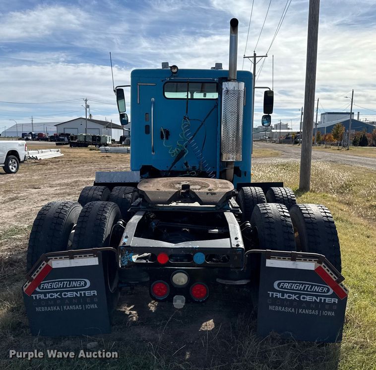 image for item EP0966 2005 Freightliner Columbia semi truck