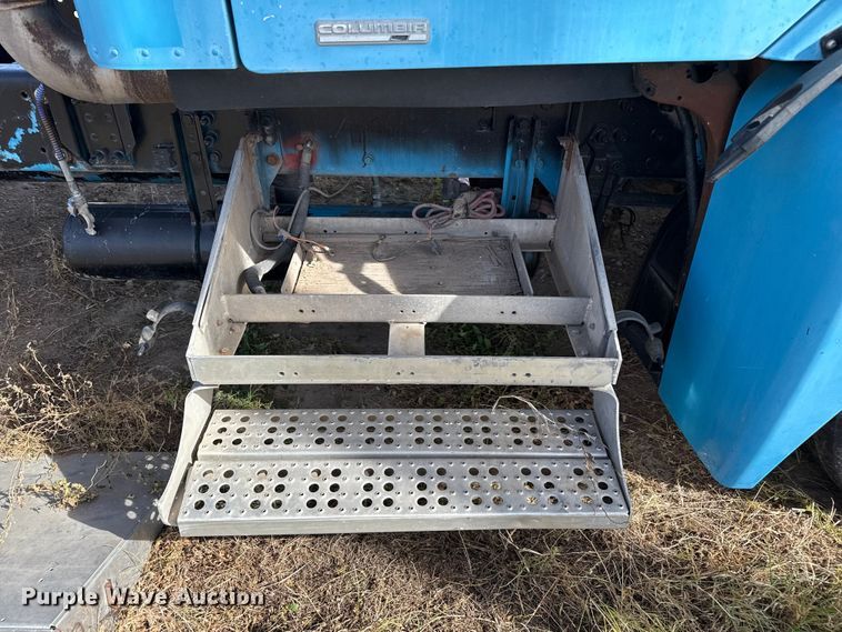 image for item EP0966 2005 Freightliner Columbia semi truck