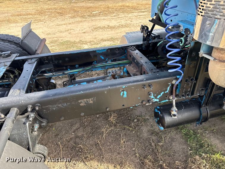 image for item EP0966 2005 Freightliner Columbia semi truck