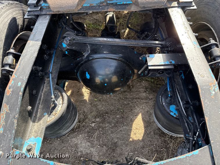 image for item EP0966 2005 Freightliner Columbia semi truck