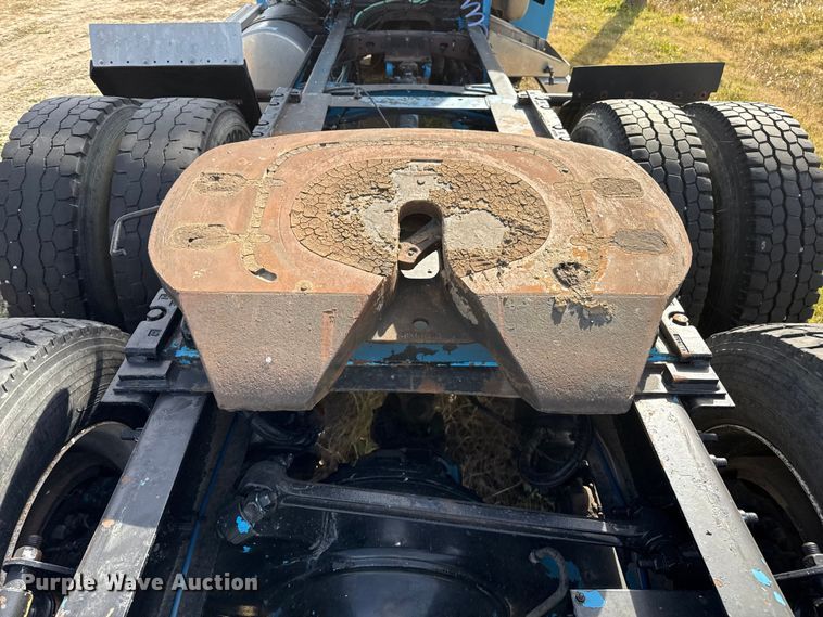 image for item EP0966 2005 Freightliner Columbia semi truck