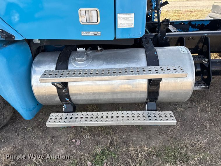 image for item EP0966 2005 Freightliner Columbia semi truck