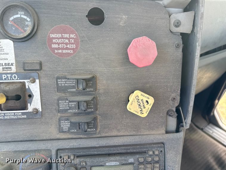 image for item EP0966 2005 Freightliner Columbia semi truck