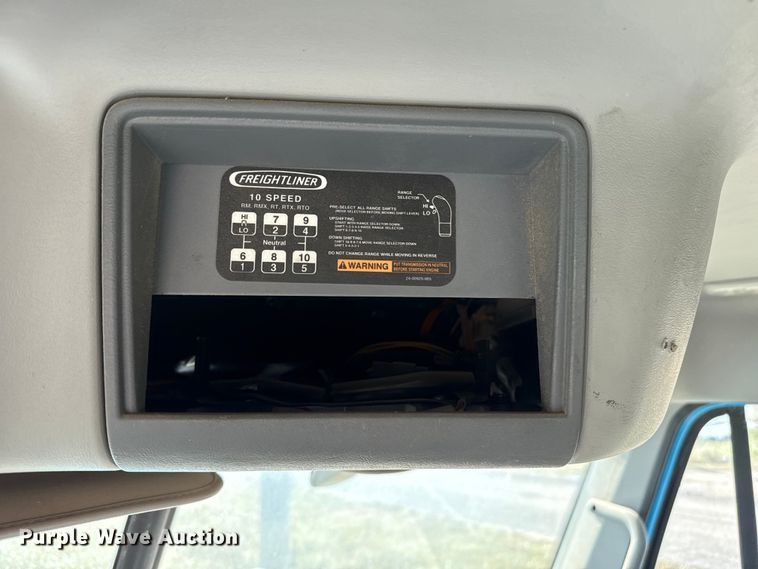 image for item EP0966 2005 Freightliner Columbia semi truck