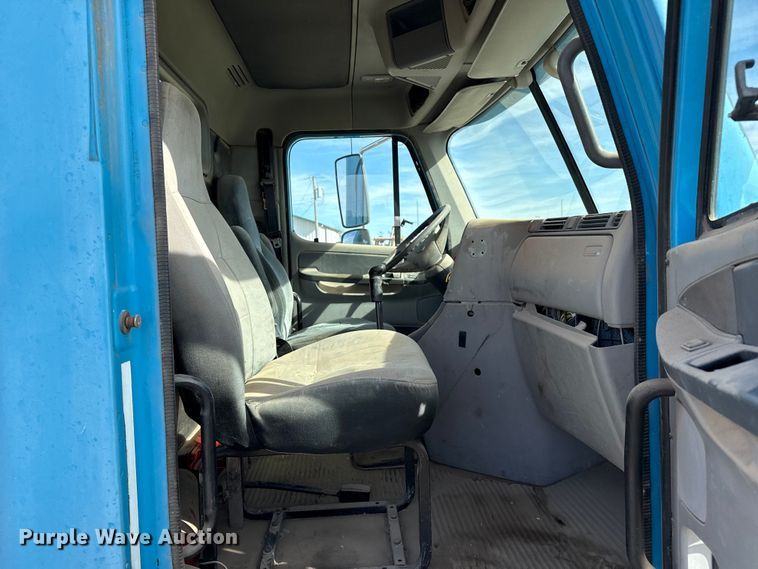 image for item EP0966 2005 Freightliner Columbia semi truck