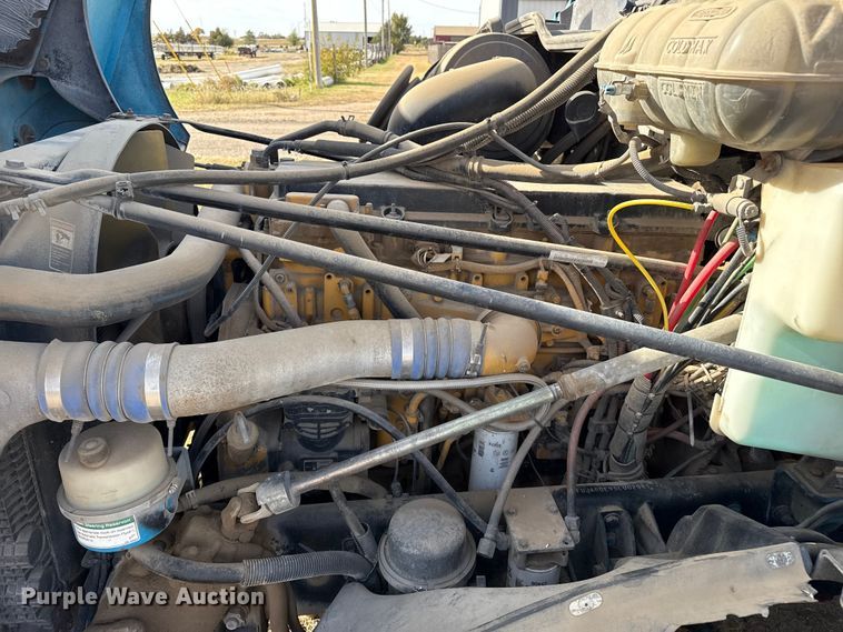 image for item EP0966 2005 Freightliner Columbia semi truck