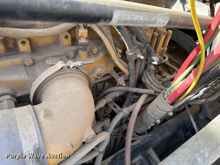 image for item EP0966 2005 Freightliner Columbia semi truck