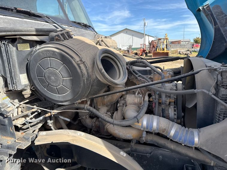 image for item EP0966 2005 Freightliner Columbia semi truck