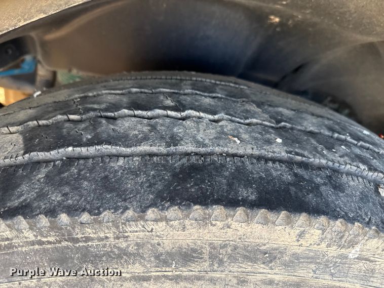 image for item EP0966 2005 Freightliner Columbia semi truck