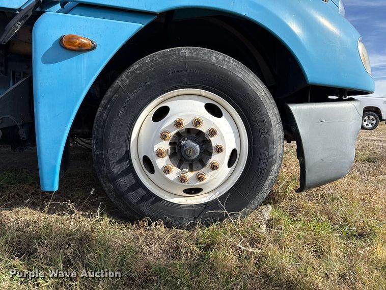 image for item EP0966 2005 Freightliner Columbia semi truck