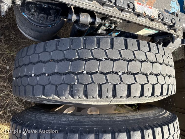 image for item EP0966 2005 Freightliner Columbia semi truck