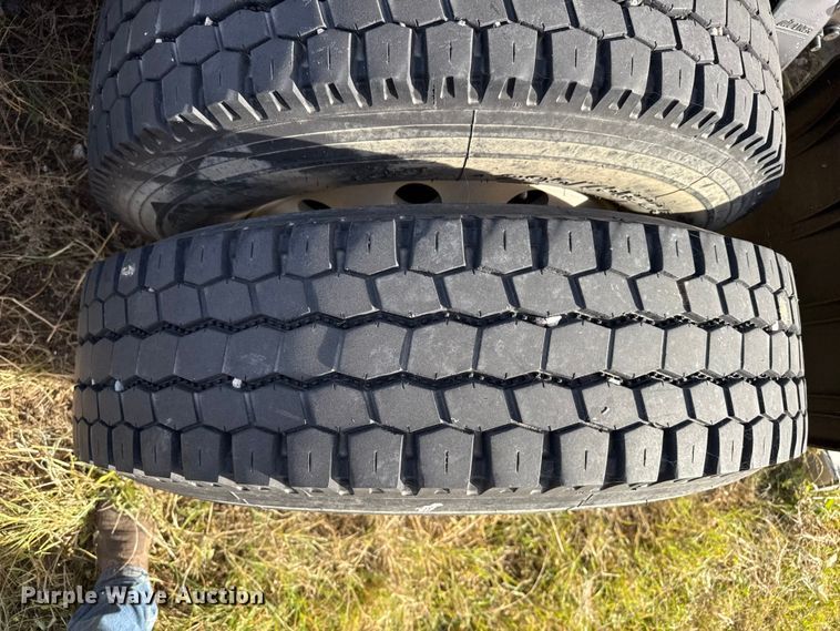 image for item EP0966 2005 Freightliner Columbia semi truck