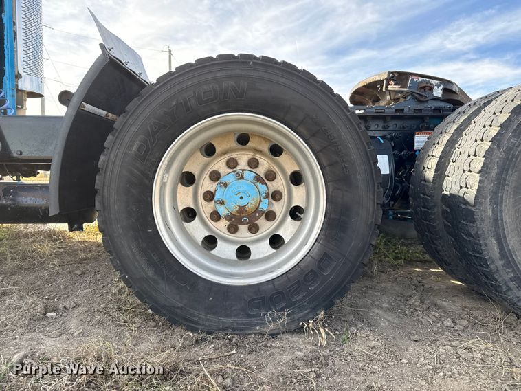 image for item EP0966 2005 Freightliner Columbia semi truck