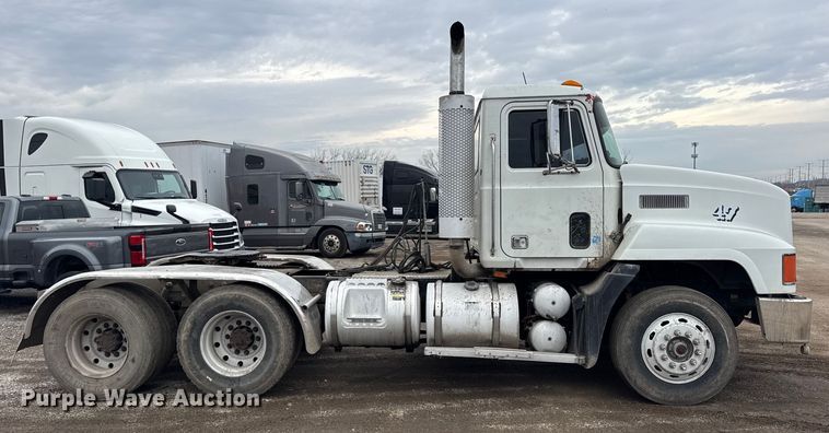 image for item ER0300 1994 Mack CH613 semi truck